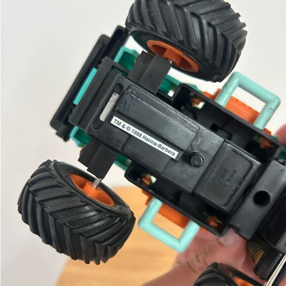 Vintage Scooby-Doo 1999 On Ski Vacation Friction Powered Car - Picture 5 of 9